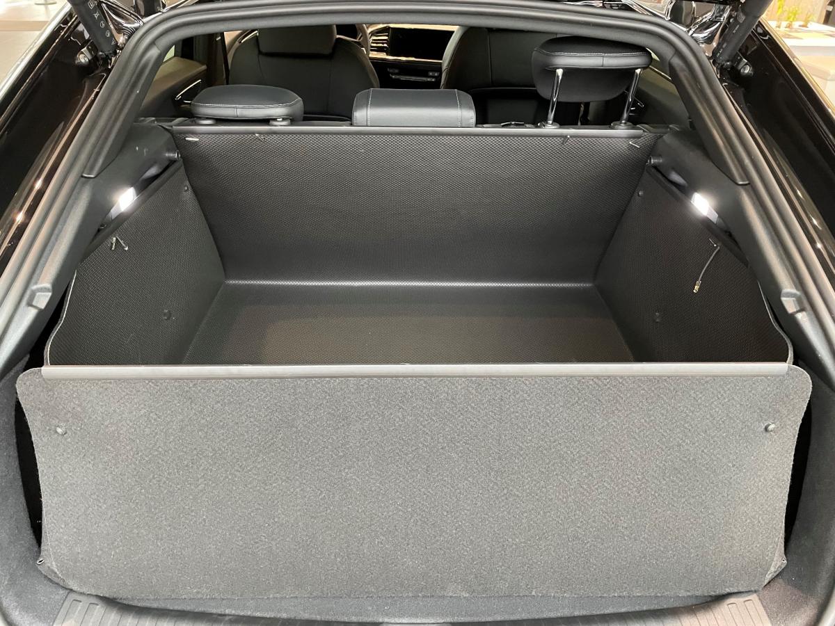 Stoßdämpferschutz hochgeklappt, haben Sie eine hohe Kofferraumwanne für den Audi Q4 e-tron sportback, stabil, robust, wasserdicht, nicht nur Hundetransport!